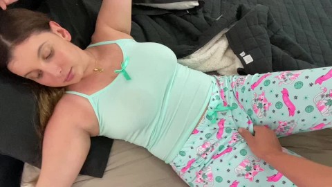 Üvey kız kardeşimi mastürbasyon yaparken yakalayıp ona yardım ettim