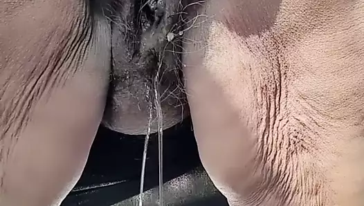 Külot Giymeyen Kadın Otoparkta Amının Suyunu Akıtıyor