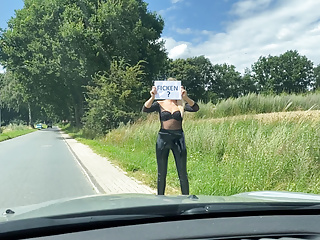 sokak fahişesi, bilinmeyen bir adamın prezervatif olmadan sert sikişmesine izin veriyor