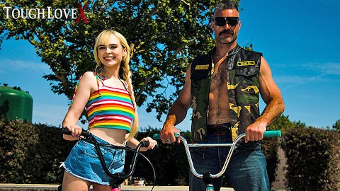 Sarışın spinner Lilly Bell ile TOUGHLOVEX Üçüncü tekerlek