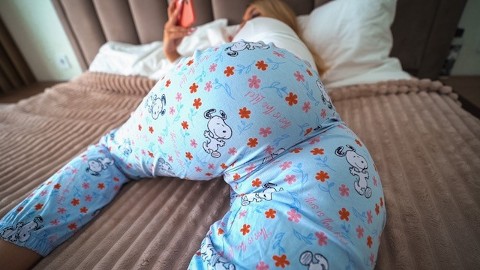 Kapı açık porno izlerken yakaladığı üvey kızını çoşturuyor - anal için yalvarıyor