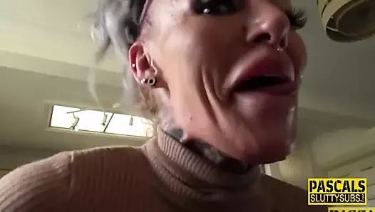büyük göğüsler ile dövmeli itaatkar milf
