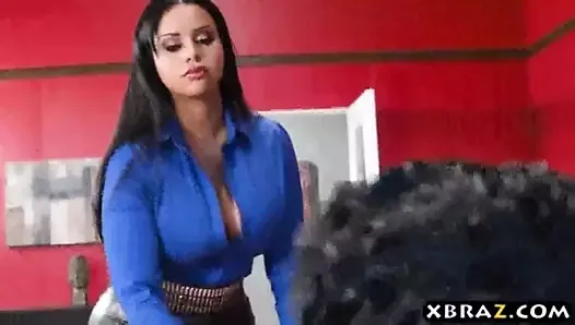 kelle avcısı büyük eğrileri olan çok ikna edici bir Latin milf