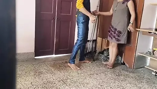 ofis personeli mağaza odasında kıdemli ile sikişiyor