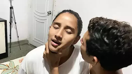 Dinlenen üvey kız kardeşimi benimle oynaması için ikna ettim