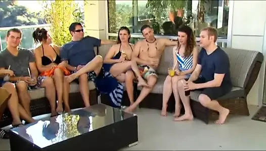 yeni genç çift ilk kez bir swinger partisine gidiyor