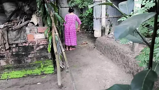 teyzemin bahçeyi temizlediğini görüyorum, ona sarıldım ve sikişmeye başladım