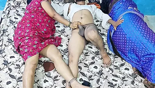 Üvey oğlu desi üvey annesi ve yakın arkadaşıyla bir yatağı paylaşıyor, ikisini de becerme şansı yakaladı..