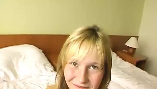 Sıska Alman sarışın ateşli amatör sikiş sonra attırma yiyor