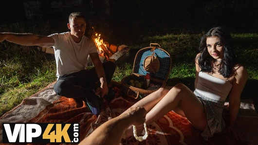 HUNT4K. Seksi sıska esmer erkek arkadaşını umursamıyor ve bir yabancıya özensiz bir oral seks yapıyor