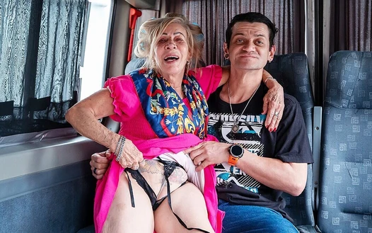 Dövmeli Büyükanne Sert Anal için Aldı
