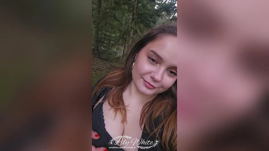 sikildi almak ve bir yüz attırmashot almak için ormanda küçük bir yürüyüş