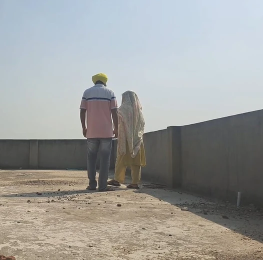 Punjabi Sardar ve Sardarni'nin Samimi Romantizmi