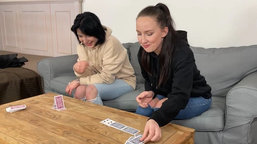 Bella ve Vaness ile büyüleyici bir House of Cards oyunu