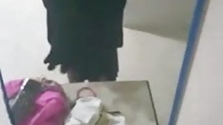 Türk kızı hem aynada kendini izliyor hem oksuyor