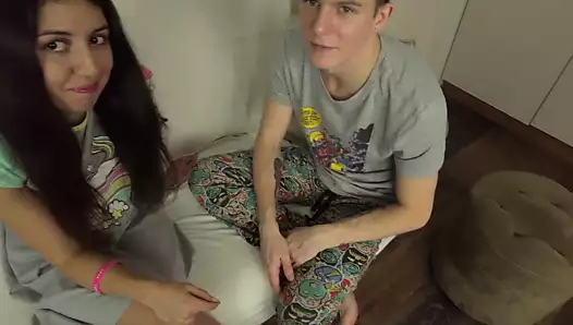 Küçük Bir Hediye İçin Kocasının Arkadaşıyla Yatmayı Kabul Ediyor - Amatör Cuckold