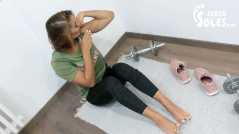 Güçlü kız egzersiz ve küçük seksi ayakları (spor salonu ayakları, egzersiz ayakları, ayak POV, spor ayakkabı, yyapıyorayak)