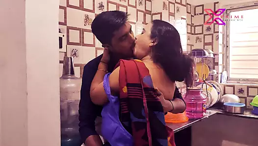 aşçı sırasında ateşli milf sikildi