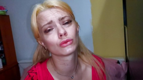 Ateşli üvey kardeşim beni baştan çıkarıyor. Oral seks için yalvarıyor (konuşma ile)