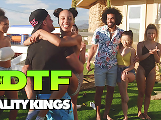 ateşli pornstars ıslak bir orgy için havuza çarpmadan önce çıplak bir röle yarışı var - reality kings