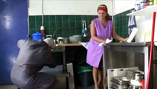 Seksi Susi Arzularını Tesisatçıdan Gizleyemiyor