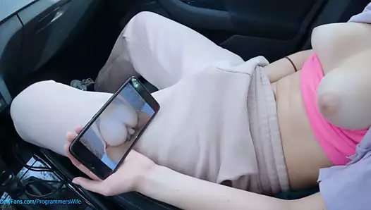 genç halka açık bir otoparkta mastürbasyon yapıyor porno videosunu izliyor - programmerswife
