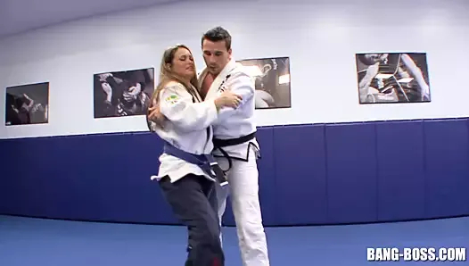 karate antrenörü öğrencisini yere indirip köpekler gibi sikiyor
