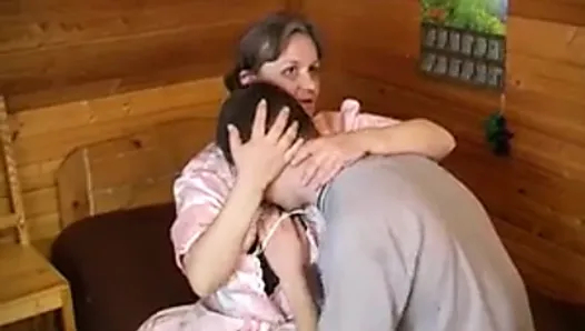 Sarkık Göğüslü Yaşlı Üvey Annem Beni Teselli Ediyor