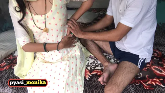 chachi ki chudai.sauteli chachi ko jawan bhatije ne tel lgakar jamkar choda adlı lokantada misafirlere Hint yiyorleri sunulur.