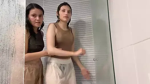 komşum lezbiyen cinsel fantezilerini gerçekleştirerek onun iyiliğini ödememi seviyor.