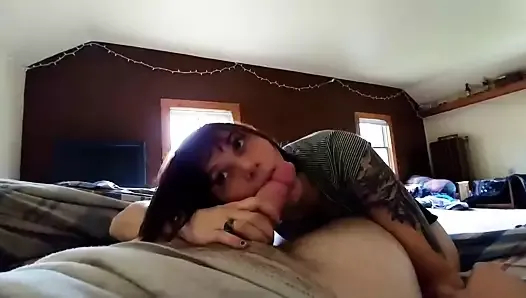 büyük doğal göğüsler ile seksi amatör dövmeli esmer