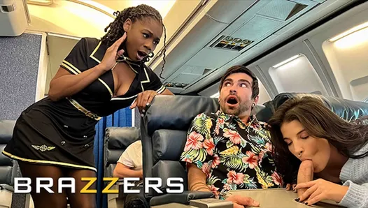 lasirena69 geldiğinde ve ateşli bir 3some için katıldığında özel olarak uçuş görevlisi hazel grace ile şanslı fena sikildi - brazzers