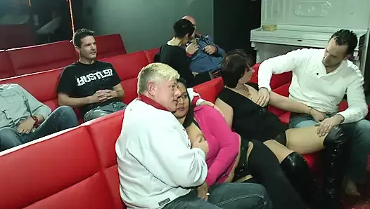Sinemada porno izleyerek sikişme keyfi