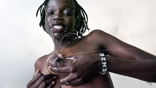 büyük siyah emzikli göğüsleriyle afrikalı anne büyük beyaz bir penis sağıyor