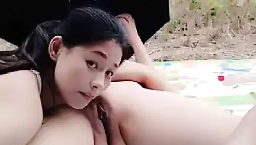 kırsal çocuklar ve iki güzellik çorak arazide sıçradı