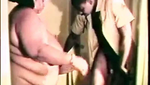 büyük şişman dev siyah kaşar dudakları ve bacakları arasında sert bir siyah yarrak seviyor