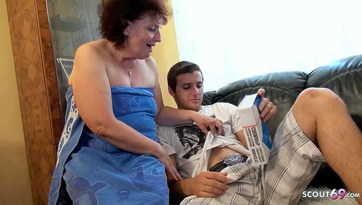 Yaşlı ve çirkin nine genç ergenin ilk seks deneyimi oluyor