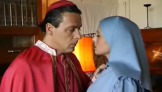 Azgın papaz yılların birikimiyle yanan rahibeyi söndürüyor