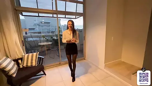 müşteri odaklı emlakçı yarrak yuttu ve bir daire satmak için bir alıcının önünde bacaklarını açtı