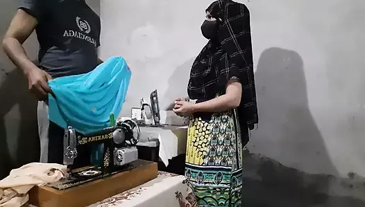 Ahlaksız terzi ücret almak yerine tesettürlü kızı götten sikiyor