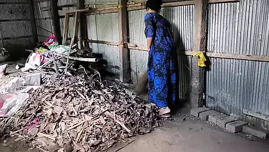 ablam odamı temizlerken ona sarıldım ve arkadan sikmeye başladım