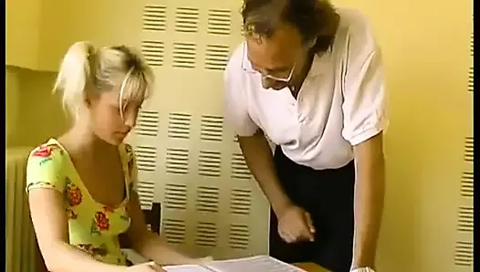 Muhteşem sarışın öğrenci, yaşlı adan tarafından sadomize ediliyor
