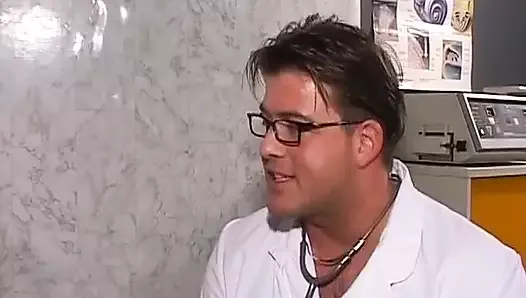 Çekici Alman hemşire büyük attırmashot kadar doktor penis aydıyor