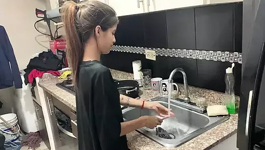 Evde her yalnız olduğumuzda üvey kardeşim benimle dalga geçiyor
