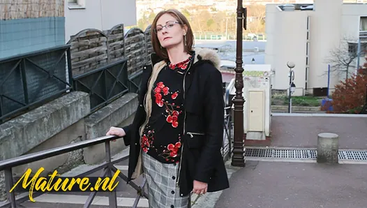 Fransız Okul Öğretmeni Beatrice Gizlice Kıçına Büyük bir yarrak Alarak Seviyor