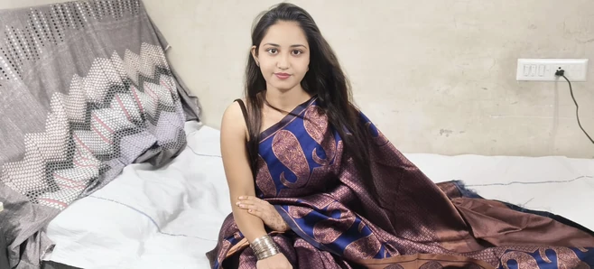 Desi Hint bhabhi ko otel beni meeting sari beni tam eğlence