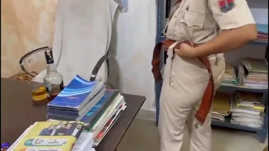 Polis kadınları karakolda erkek arkadaşıyla sikişiyor.