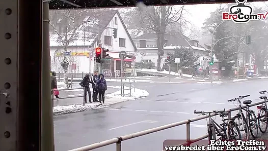 Alman çift iş görüşmesi üzerinde the sokak içinde Berlin