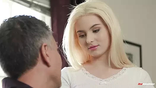 Tatlı mı Tatlı Sarışın Üvey Kızının Irzına Geçiyor