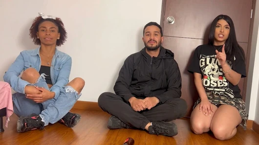 Vahşi Striptiz Vücut Çekim oyunda üç seksi bayanlar